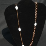 Collana_asimetrica_perla_bainco_marrone_1