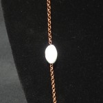 Collana_asimetrica_perla_bainco_marrone_2