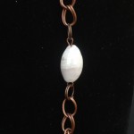 Collana_asimetrica_perla_bainco_marrone_3