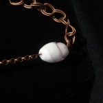 Collana_asimetrica_perla_bainco_marrone_4