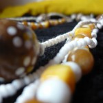 Collana_multifilo_bianca_gialla_marrone_1