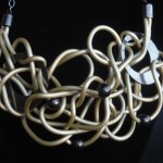 Collana_caucciù_oro_bronzo_1