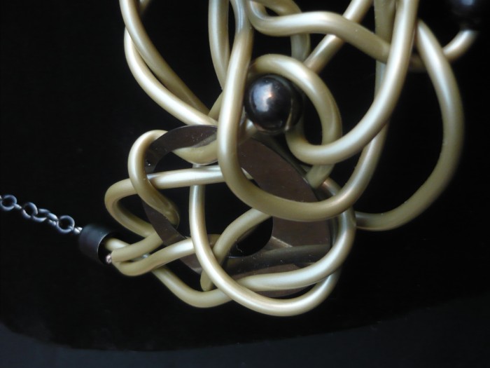Collana_caucciù_oro_bronzo_2