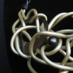 Collana_caucciù_oro_bronzo_2