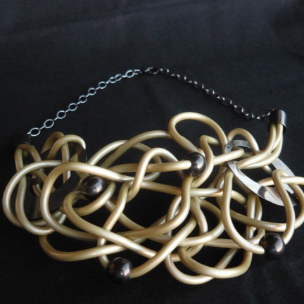 Collana_caucciù_oro_bronzo_3