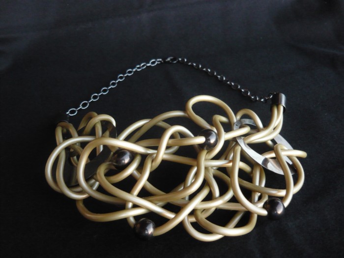 Collana_caucciù_oro_bronzo_3