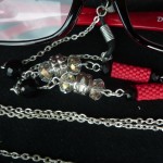Collana_occhiali_rossa_nera_2