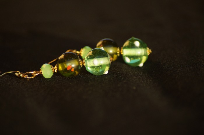 Orecchini lampwork verdi oro 3